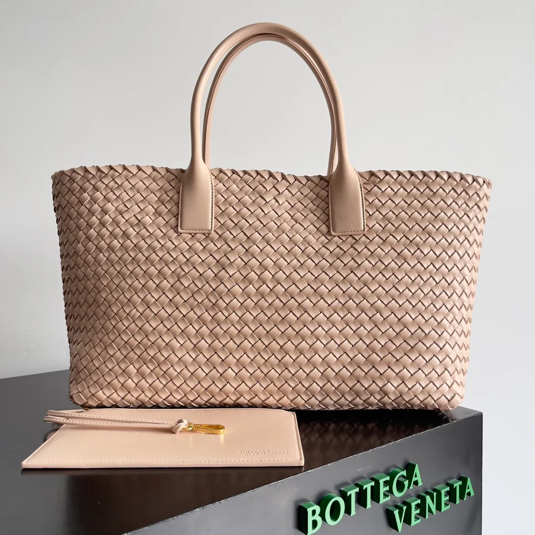 Batch 2860 Classic returns... (large size 51cm) • Cabat, born in 2001, is one of the most iconic styles of the Bottega Veneta workshop. The whole bag is made of top-grade imported lambskin. There is no exposed logo on the whole bag, but with the classic wide woven elements, you can tell who it belongs to at a glance! Can be carried on one shoulder, very practical! Style number: 608811 Size: 51*18*28